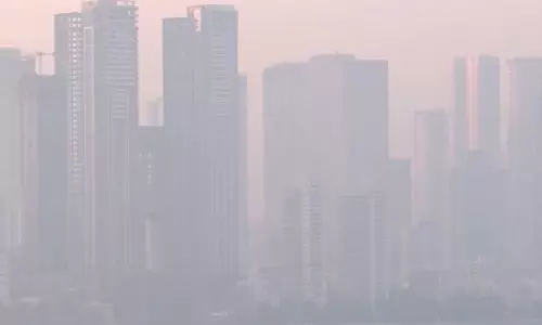 मुंबई का बांद्रा इलाका धुंध की चादर में लिपटा, AQI 300 पर पहुंचा, खराब श्रेणी में