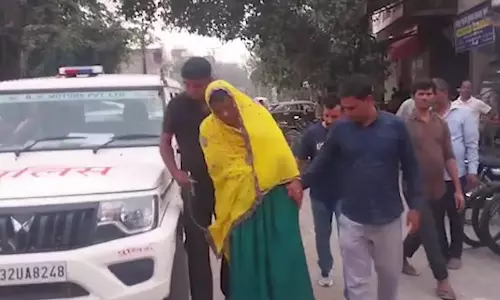 घूंघट की आड़ में पुलिस से बच रहा था शूटर, संदिग्ध लगने पर पुलिस टीम ने दबोचा