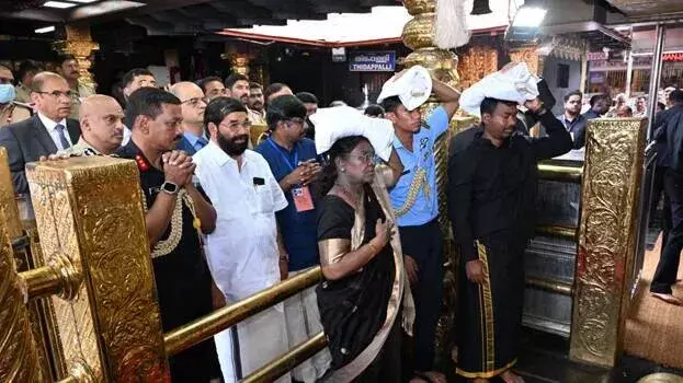 President ने सबरीमाला में भगवान अयप्पा मंदिर में पूजा-अर्चना की President ने सबरीमाला में भगवान अयप्पा मंदिर में पूजा-अर्चना की