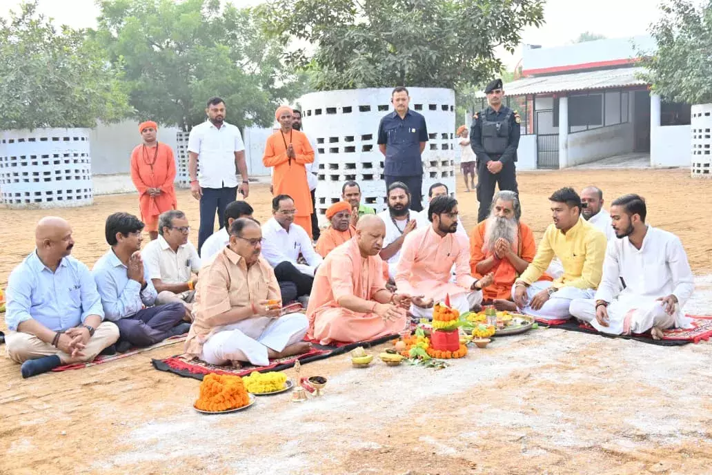 Gorakhpur: गोरखनाथ मंदिर में सीएम की भव्य गोवर्धन पूजा