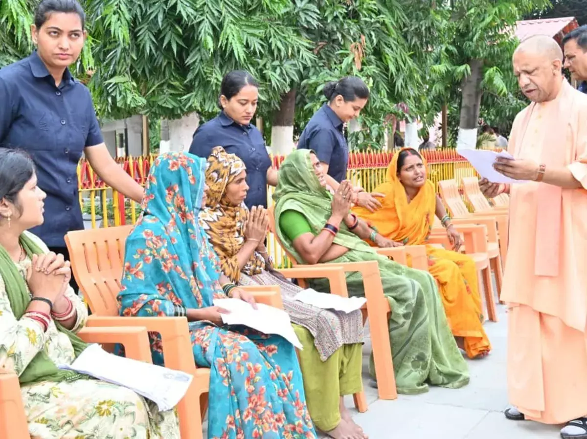 Gorakhpur: मुख्यमंत्री योगी ने जनता की समस्याओं के प्रति संवेदनशील होने पर दिया जोर Gorakhpur: मुख्यमंत्री योगी ने जनता की समस्याओं के प्रति संवेदनशील होने पर दिया जोर