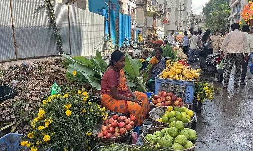 Raichur: बारिश से फूल और फल का व्यापार बाधित