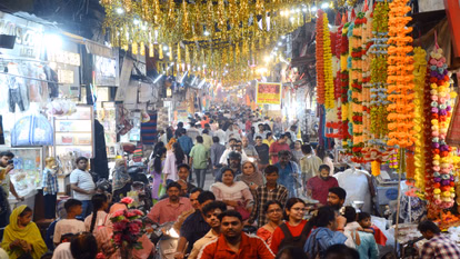 Bareilly: 1500 करोड़ का कारोबार तीन दिनों में, बाजार में रौनक Bareilly: 1500 करोड़ का कारोबार तीन दिनों में, बाजार में रौनक