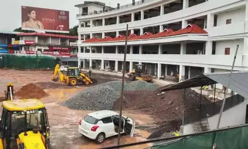 बस स्टैंड का निर्माण; पुरानी इमारतें हिल रही