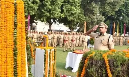 Bareilly: अधिकारियों ने पुलिस स्मृति दिवस पर अर्पित की श्रद्धांजलि Bareilly: अधिकारियों ने पुलिस स्मृति दिवस पर अर्पित की श्रद्धांजलि