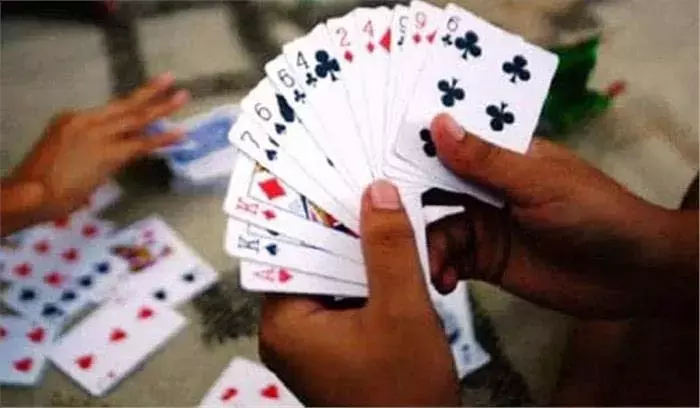 Kamalganj: आधी रात जुआ खेल रहे थे नौ युवक, पुलिस ने दबोचा Kamalganj: आधी रात जुआ खेल रहे थे नौ युवक, पुलिस ने दबोचा