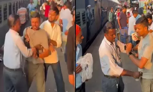 वेंडर ने ट्रेन यात्री के साथ किया था दुर्व्यवहार, लाइसेंस निरस्त की कार्रवाई वेंडर ने ट्रेन यात्री के साथ किया था दुर्व्यवहार, लाइसेंस निरस्त की कार्रवाई