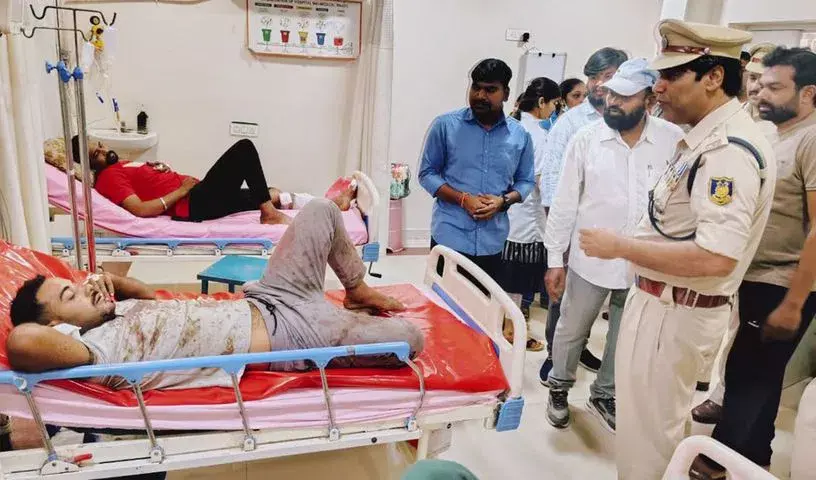 आंध्र प्रदेश के चिंतूर में सड़क दुर्घटना में BSF जवान की मौत, छह घायल आंध्र प्रदेश के चिंतूर में सड़क दुर्घटना में BSF जवान की मौत, छह घायल