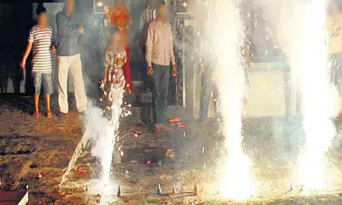 Sultanbazar: पटाखे फटने से 54 लोगों की आंखें घायल Sultanbazar: पटाखे फटने से 54 लोगों की आंखें घायल