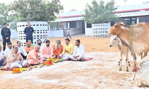 Gorakhpur: सीएम योगी ने गोवर्धन पूजा पर दिखाया गोपालक रूप Gorakhpur: सीएम योगी ने गोवर्धन पूजा पर दिखाया गोपालक रूप