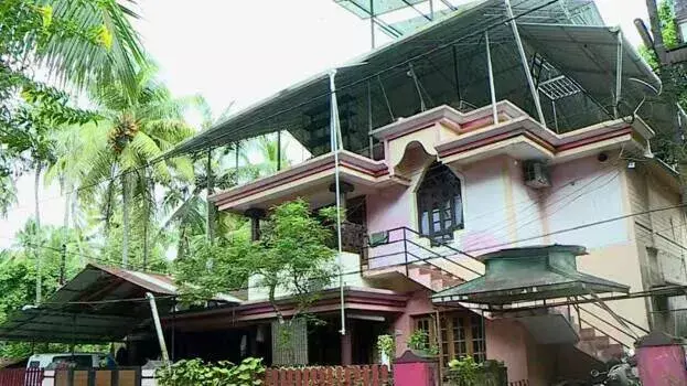 Kerala: गुरुवायुर में सूदखोरों की धमकी से परेशान व्यापारी ने आत्महत्या कर ली Kerala: गुरुवायुर में सूदखोरों की धमकी से परेशान व्यापारी ने आत्महत्या कर ली