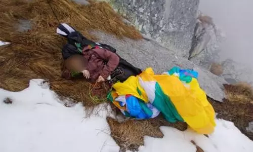 Dhauladhar पर्वतमाला में मृत पाया गया कनाडाई पैराग्लाइडर