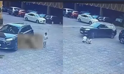 Mumbai : मलाड के सोसाइटी कॉम्प्लेक्स में खेल रहे सात साल के बच्चे को कार ने रौंदा Mumbai : मलाड के सोसाइटी कॉम्प्लेक्स में खेल रहे सात साल के बच्चे को कार ने रौंदा