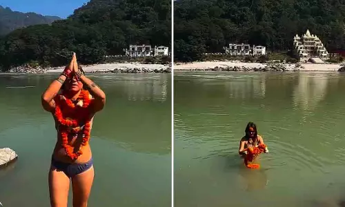 Rishikesh: विदेशी महिला के बिकिनी में गंगा स्नान से छिड़ी सांस्कृतिक बहस Rishikesh: विदेशी महिला के बिकिनी में गंगा स्नान से छिड़ी सांस्कृतिक बहस