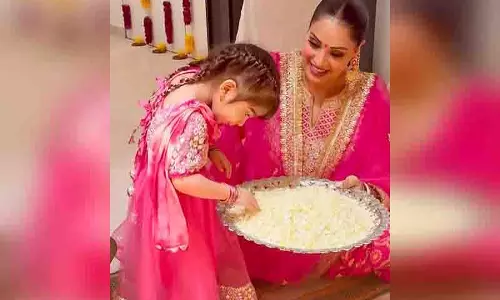 Bipasha Basu: बेटी देवी का दिवाली मनाते हुए एक प्यारा वीडियो शेयर किया Bipasha Basu: बेटी देवी का दिवाली मनाते हुए एक प्यारा वीडियो शेयर किया
