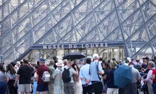 आभूषण चोरी के बाद पेरिस का Louvre संग्रहालय फिर से खुला