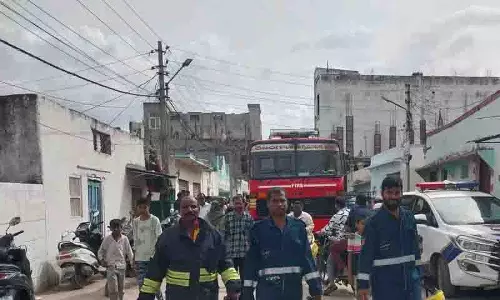 Hyderabad: भीड़भाड़ वाले इलाकों में फायर ब्रिगेड की पहुंच में बाधा Hyderabad: भीड़भाड़ वाले इलाकों में फायर ब्रिगेड की पहुंच में बाधा