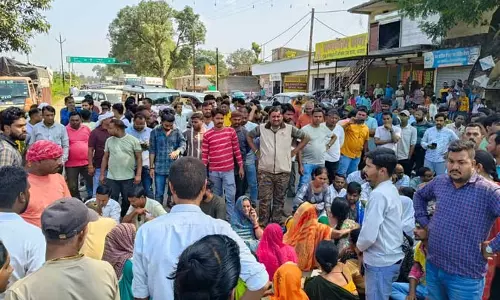 जमीन के विवाद में दो भाइयों की हत्या, विरोध में लोगों ने किया चक्का जाम जमीन के विवाद में दो भाइयों की हत्या, विरोध में लोगों ने किया चक्का जाम