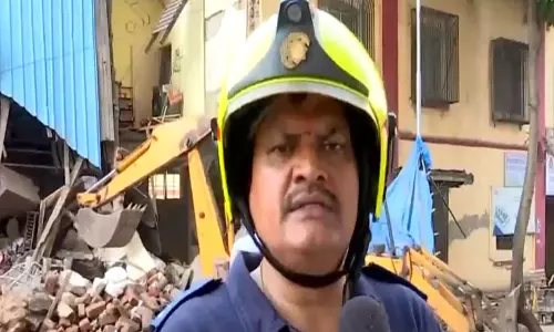 Madanpura में इमारत का एक हिस्सा गिरा, बचाव अभियान जारी Madanpura में इमारत का एक हिस्सा गिरा, बचाव अभियान जारी