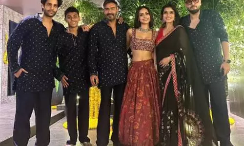 Kajol ने अपने परिवार के साथ दिवाली सेलिब्रेशन की झलक दिखाई Kajol ने अपने परिवार के साथ दिवाली सेलिब्रेशन की झलक दिखाई