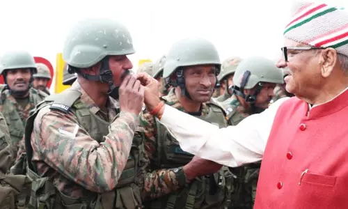 Governor ने डोकला दर्रे पर सैनिकों के साथ दिवाली मनाई Governor ने डोकला दर्रे पर सैनिकों के साथ दिवाली मनाई