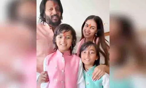 Riteish Deshmukh ने परिवार संग पारंपरिक अंदाज में मनाई दिवाली Riteish Deshmukh ने परिवार संग पारंपरिक अंदाज में मनाई दिवाली