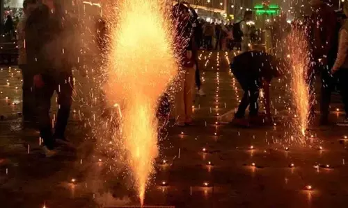भारत में दिवाली के पटाखे Russia-Ukraine युद्ध के तीन दिनों के बम विस्फोटों के बराबर भारत में दिवाली के पटाखे Russia-Ukraine युद्ध के तीन दिनों के बम विस्फोटों के बराबर
