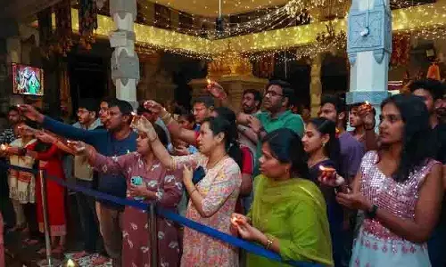 गोवर्धन पूजा पर Hyderabad के स्वर्ण मंदिर में श्रद्धालुओं की भारी भीड़ गोवर्धन पूजा पर Hyderabad के स्वर्ण मंदिर में श्रद्धालुओं की भारी भीड़