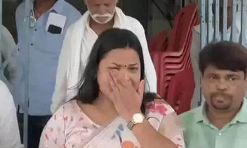 Bihar चुनाव: नामांकन रद्द होने पर राजद उम्मीदवार रो पड़ीं Bihar चुनाव: नामांकन रद्द होने पर राजद उम्मीदवार रो पड़ीं
