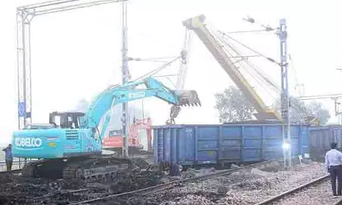 Madhya Pradesh: मालगाड़ी पटरी से उतरी, भोपाल रूट की कई ट्रेनें डायवर्ट Madhya Pradesh: मालगाड़ी पटरी से उतरी, भोपाल रूट की कई ट्रेनें डायवर्ट