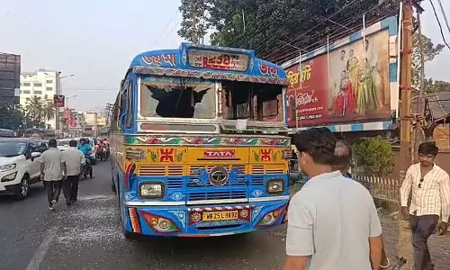 L 238 बस में तोड़फोड़, मध्यमा परीक्षार्थी की मौत पर मध्यमग्राम में तनाव L 238 बस में तोड़फोड़, मध्यमा परीक्षार्थी की मौत पर मध्यमग्राम में तनाव