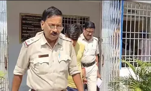 नाबालिग लड़की को शराब पिलाकर उसके साथ कथित तौर पर बलात्कार करने के आरोप में पड़ोसी गिरफ्तार नाबालिग लड़की को शराब पिलाकर उसके साथ कथित तौर पर बलात्कार करने के आरोप में पड़ोसी गिरफ्तार