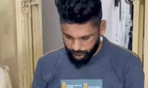 Vadodara: सड़क किनारे सो रहे परिवार को कार ने रौंदा, 4 साल के बच्चे की मौत Vadodara: सड़क किनारे सो रहे परिवार को कार ने रौंदा, 4 साल के बच्चे की मौत