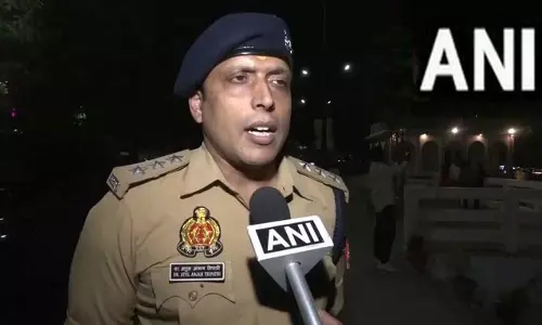 वाराणसी: रामनगर में तेज रफ्तार ट्रक ने मोटरसाइकिल को टक्कर मारी, तीन की मौत वाराणसी: रामनगर में तेज रफ्तार ट्रक ने मोटरसाइकिल को टक्कर मारी, तीन की मौत