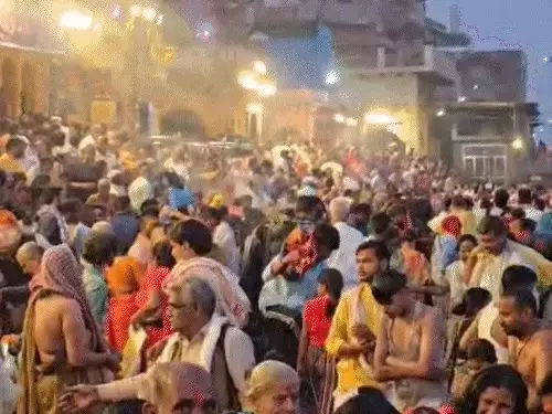 यमुना स्नान के लिए उमड़ी लाखों की भीड़, माना जाता है अकाल मृत्यु से मुक्ति का उपाय यमुना स्नान के लिए उमड़ी लाखों की भीड़, माना जाता है अकाल मृत्यु से मुक्ति का उपाय