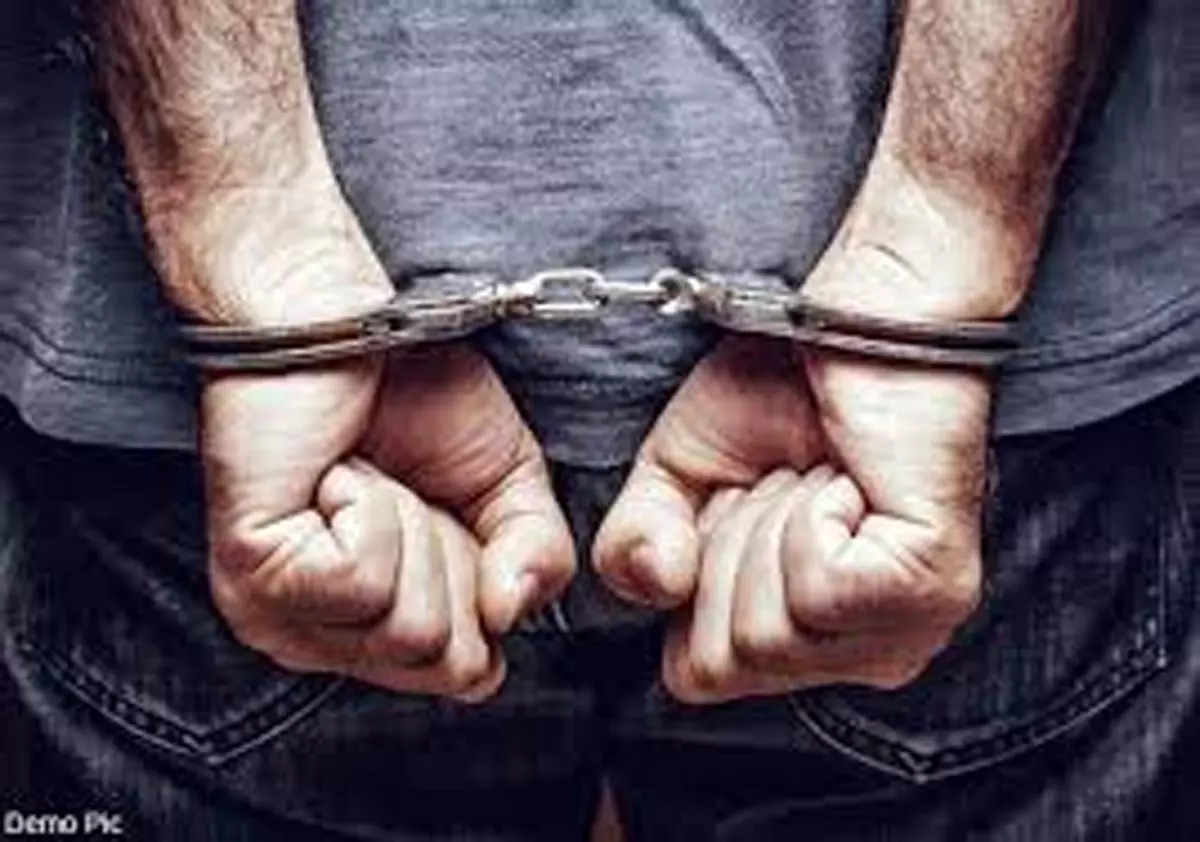 जुआ में लंबा हाथ मारने बैठे थे नेता और व्यापारी, महासमुंद के होटल से 17 गिरफ्तार जुआ में लंबा हाथ मारने बैठे थे नेता और व्यापारी, महासमुंद के होटल से 17 गिरफ्तार