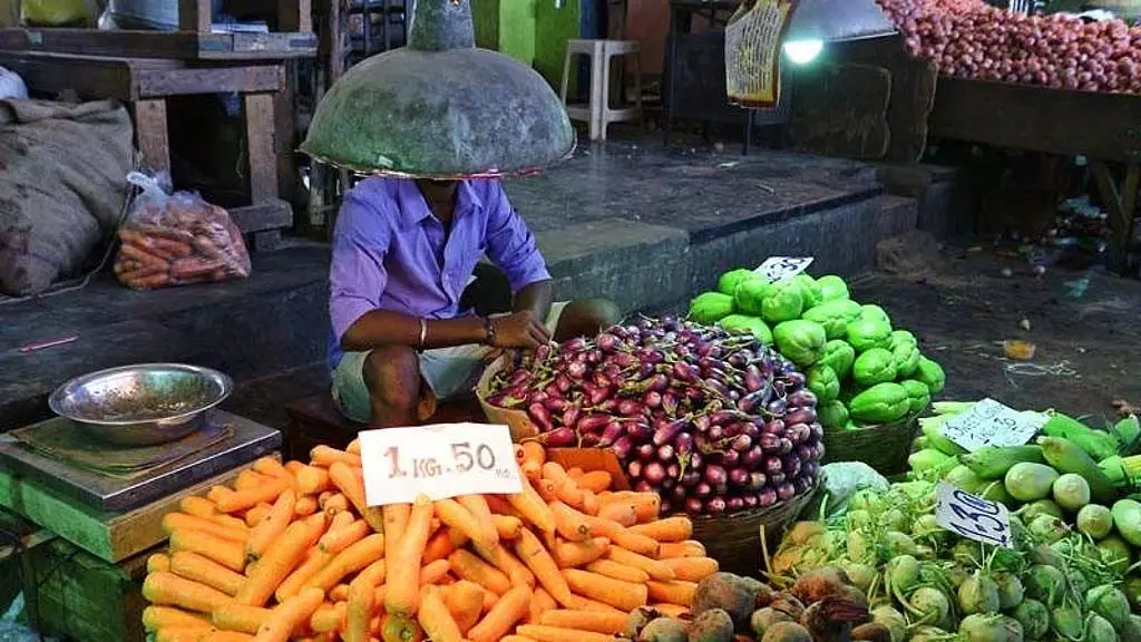 बारिश से सप्लाई कम हुई: सब्जियों के दाम तेज़ी से बढ़े बारिश से सप्लाई कम हुई: सब्जियों के दाम तेज़ी से बढ़े