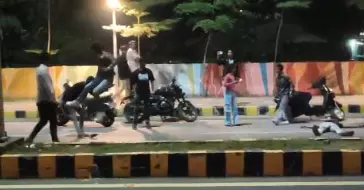 बिलासपुर शहर के बीच सड़क में गुंडई, युवकों के 2 गुट भिड़े बिलासपुर शहर के बीच सड़क में गुंडई, युवकों के 2 गुट भिड़े