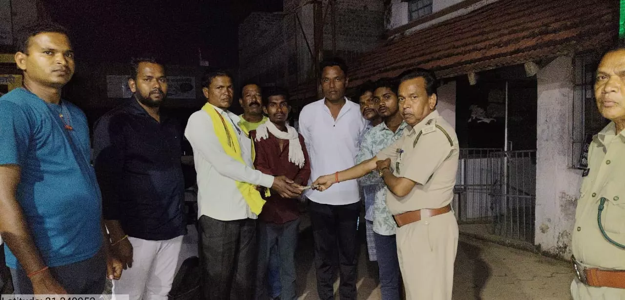 हाथी के हमले में ग्रामीण की मौत, मृतक के परिजन को मिली तात्कालिक सहायता राशि हाथी के हमले में ग्रामीण की मौत, मृतक के परिजन को मिली तात्कालिक सहायता राशि