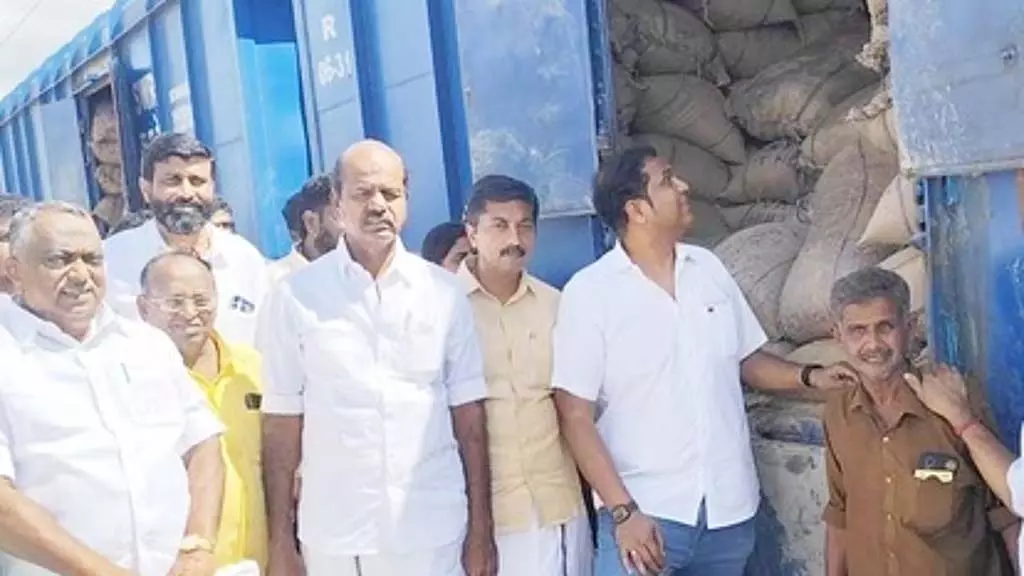 2,000 टन चावल मिल में भेजा गया: मंत्री ने निरीक्षण किया 2,000 टन चावल मिल में भेजा गया: मंत्री ने निरीक्षण किया