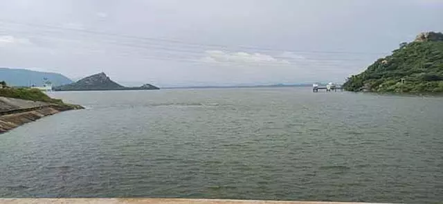 Tamil Nadu : मेट्टूर डैम का जलस्तर चौथे दिन भी 120 फीट पर बना हुआ है Tamil Nadu : मेट्टूर डैम का जलस्तर चौथे दिन भी 120 फीट पर बना हुआ है