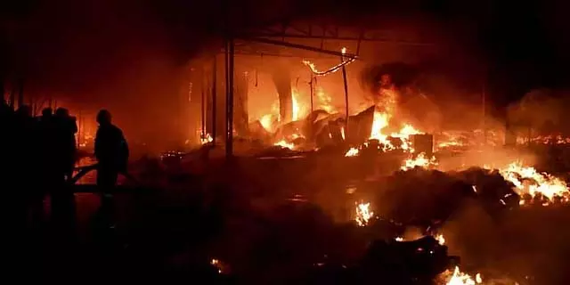Delhi : रानी गार्डन झुग्गी इलाके में भीषण आग लग गई Delhi : रानी गार्डन झुग्गी इलाके में भीषण आग लग गई