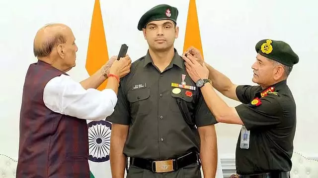 Delhi : जेवलिन थ्रो स्टार नीरज चोपड़ा भारतीय सेना में लेफ्टिनेंट कर्नल नियुक्त Delhi : जेवलिन थ्रो स्टार नीरज चोपड़ा भारतीय सेना में लेफ्टिनेंट कर्नल नियुक्त