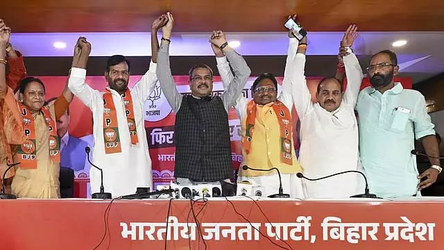 धोखाधड़ी के मामले में दोषी पाए गए पूर्व राजद विधायक अनिल सहनी BJP में शामिल हो गए धोखाधड़ी के मामले में दोषी पाए गए पूर्व राजद विधायक अनिल सहनी BJP में शामिल हो गए