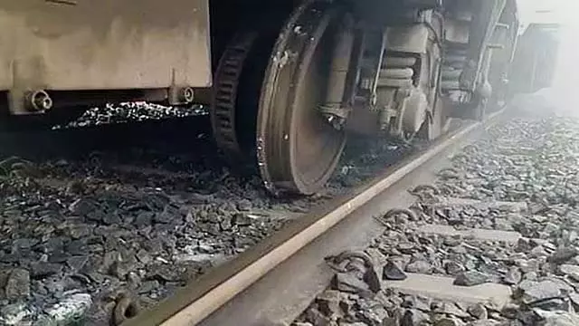 Bihar : पटरी पार करते समय ट्रेन की चपेट में आने से चार लोगों की मौत Bihar : पटरी पार करते समय ट्रेन की चपेट में आने से चार लोगों की मौत