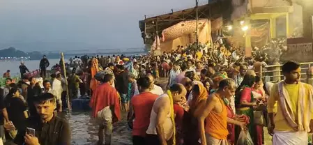 मथुरा में भाई दूज पर उमड़ी भक्तों की भीड़, 1.25 लाख श्रद्धालुओं ने यमुना में डुबकी लगाई मथुरा में भाई दूज पर उमड़ी भक्तों की भीड़, 1.25 लाख श्रद्धालुओं ने यमुना में डुबकी लगाई