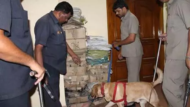 Tamil Nadu: अवाडी के पास 3 प्राइवेट स्कूलों को बम से उड़ाने की धमकी Tamil Nadu: अवाडी के पास 3 प्राइवेट स्कूलों को बम से उड़ाने की धमकी