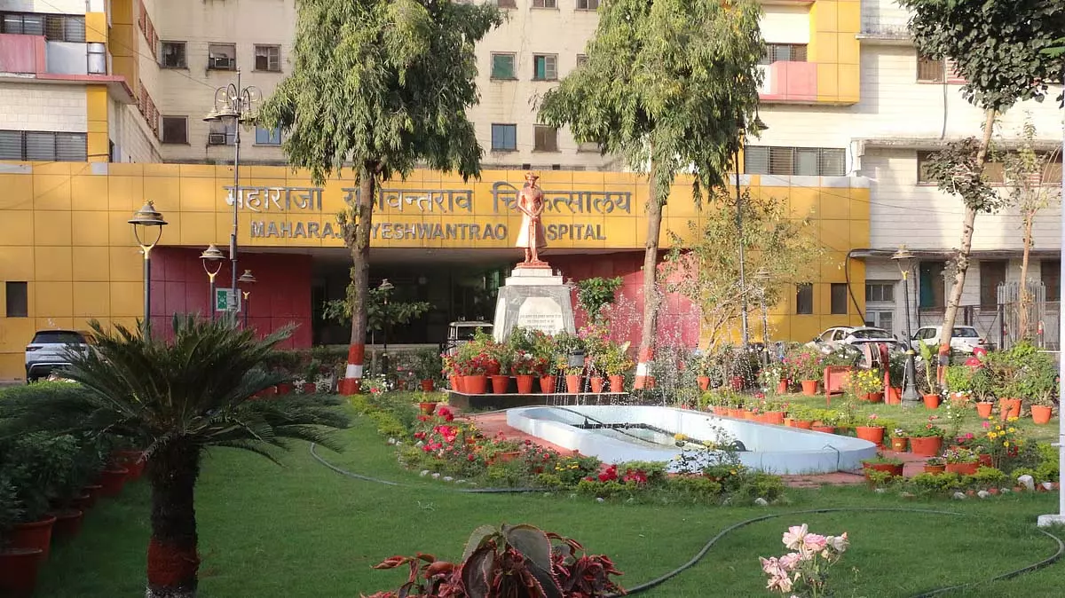Indore : एमवायएच के एक गेट को छोड़कर बाकी सभी बंद, मरीज़ परेशान Indore : एमवायएच के एक गेट को छोड़कर बाकी सभी बंद, मरीज़ परेशान