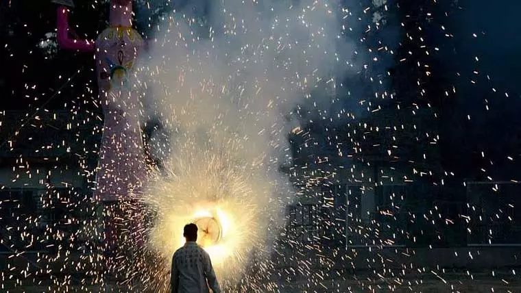 Indore : 18 लोग झुलसे, आंखों की रोशनी गई, कॉर्नियल डैमेज Indore : 18 लोग झुलसे, आंखों की रोशनी गई, कॉर्नियल डैमेज