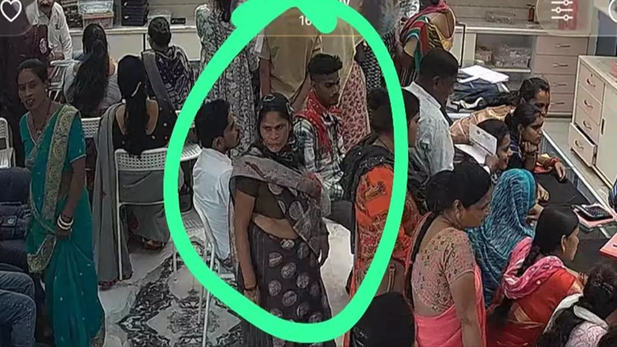 महिला ने तीन लाख की सोने की हार चुराई, आरंग पुलिस ने किया जल्द गिरफ्तार करने का दावा महिला ने तीन लाख की सोने की हार चुराई, आरंग पुलिस ने किया जल्द गिरफ्तार करने का दावा